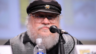 George R.R. Martin dice que si no termina <i>Vientos de invierno</i> para julio de 2020 podemos encerrarlo en una cabaña